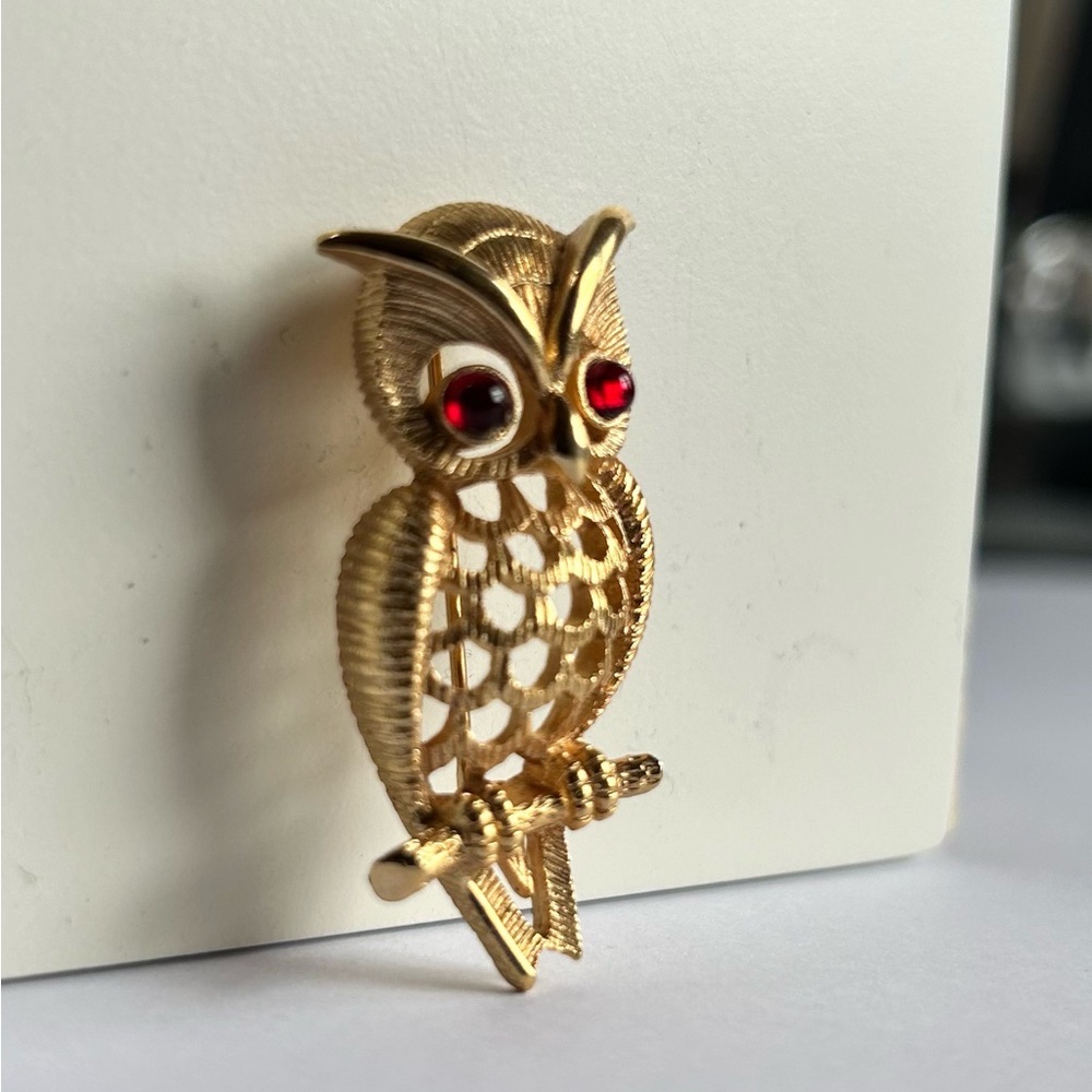 Avon gold tone owl brooch